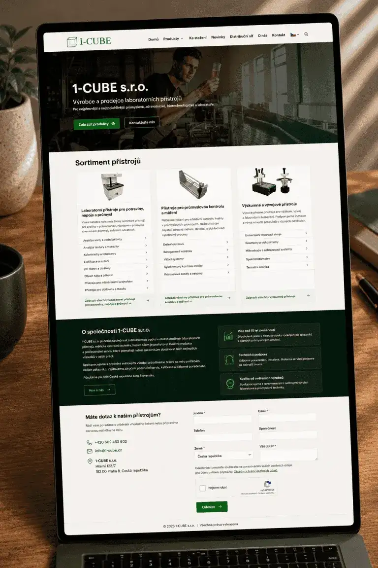 Web 1-cube.com, který si firma spravuje sama v sedmi jazycích